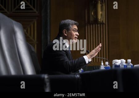 Washington, États-Unis. 24 février 2021. Xavier Becerra comparaît devant le Comité des finances du Sénat à l'audition de sa nomination au poste de secrétaire à la Santé et aux Services sociaux (HHS), à Capitol Hill, à Washington, DC, le 24 février 2021. S'il est confirmé, Becerra serait le premier secrétaire Latino de HHS. Photo de pool par Michael Reynolds/UPI crédit: UPI/Alay Live News Banque D'Images