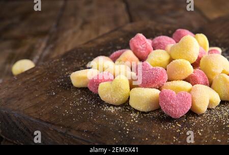 Gnocchi. Pâtes italiennes traditionnelles aux pommes de terre en forme de cœur de différentes couleurs. Plats frais du sud de l'italie. Photo de haute qualité. Copier l'espace. Banque D'Images