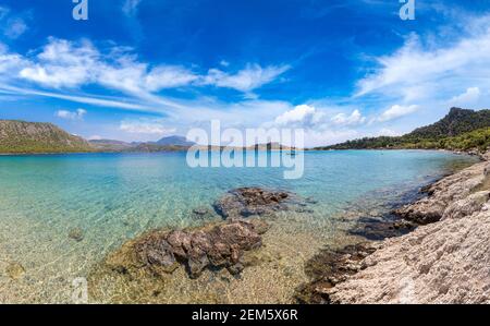 Lac de Vouliagmeni près de Loutraki en été, Grèce Banque D'Images