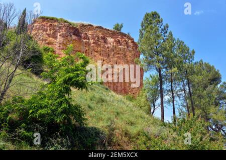 Célèbres falaises de l'ocre à Roussillon, situé à 10 kilomètres à l'ouest d'Apt et à 50 kilomètres d'Avignon dans la région Provence en France Banque D'Images