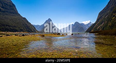 Pointe de l'onglet se reflétant sur une surface d'eau calme dans le Milford Sound - Piopiotahi, Fiordland, Nez Zélande Banque D'Images