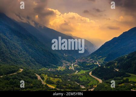 Vue aérienne sur le col de la montagne San Bernardino dans les Alpes suisses, Suisse Banque D'Images