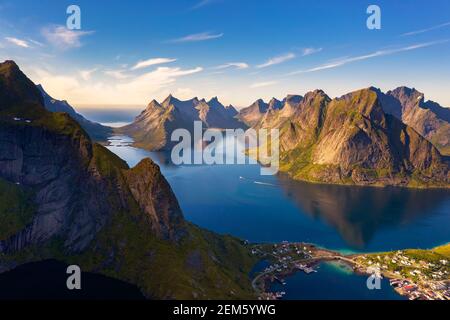 Montagnes et fjords autour du village de pêcheurs de Reine dans les îles Lofoten, Norvège Banque D'Images