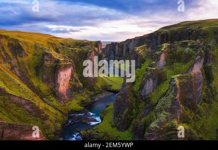 Fjadrargljufur canyon en Islande au coucher du soleil Banque D'Images