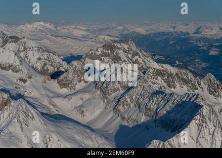 Une vue aérienne des alpes suisses à moyenne altitude. Banque D'Images