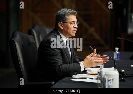 Washington, États-Unis. 24 février 2021. Xavier Becerra comparaît devant le Comité des finances du Sénat à l'audition de sa nomination au poste de secrétaire à la Santé et aux Services sociaux (HHS), à Capitol Hill, à Washington, DC, le 24 février 2021. S'il est confirmé, Becerra serait le premier secrétaire Latino de HHS. Photo de piscine par Greg Nash/UPI crédit: UPI/Alay Live News Banque D'Images