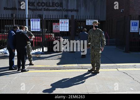 New York, États-Unis. 24 février 2021. Un membre de la Réserve navale se trouve à l'entrée du site de vaccination de masse COVID-19 de l'État-FEMA établi au York College, dans le quartier Queens de New York, NY, le 24 février 2021. Le MTA a également annoncé le lancement d'un service d'autobus amélioré pour le NYCHA et les centres communautaires vers le York College afin d'améliorer le transport public vers les sites à partir du 1er mars. (Photo par Anthony Behar/Sipa USA) crédit: SIPA USA/Alay Live News Banque D'Images
