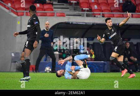 Budapest, Hongrie. 24 février 2021. Football: Ligue des Champions, Borussia Mönchengladbach - Manchester City, tour de knockout, tour de 16, première jambe à la Puskas Arena. Le Kyle Walker (M) de Manchester City tombe sur le sol. Crédit : Marton Monus/dpa/Alay Live News Banque D'Images