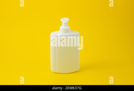 emballage vierge crème cosmétique blanche ou bouteille de savon à pompe isolée sur jaune Banque D'Images