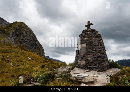 Mémorial de MacKinnon cairn, Milford Track Col de MacKinnon, Nouvelle-Zélande Banque D'Images