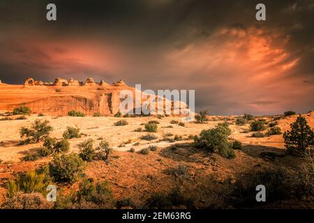 Point de vue de Upper Delicate Arch avec des nuages spectaculaires Parc national d'Arches, Utah, États-Unis Banque D'Images