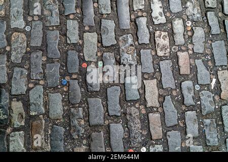 Dublin, Irlande. 6 mai 2016. Les bouchons de bière sont incrustés dans la route menant au bar Temple de Dublin. Banque D'Images