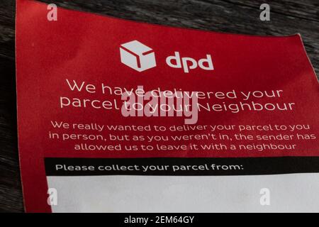 Une notification de livraison manquée laissée par un transporteur DPD. Banque D'Images