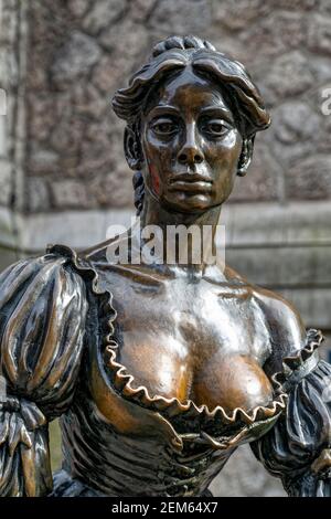 Dublin, Irlande. 6 mai 2016. Statue de Molly Malone, conçue par Jeanne Rynhart et située au fond de Grafton Street à Dublin. Banque D'Images