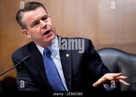 Washington, États-Unis. 24 février 2021. Le sénateur républicain de l'Indiana, Todd Young, pose une question à Xavier Becerra lors de l'audience du Comité des finances du Sénat sur la nomination de Becerra au poste de secrétaire à la Santé et aux Services sociaux (HHS), à Capitol Hill à Washington, DC, USA, le 24 février 2021. S'il est confirmé, Becerra serait le premier secrétaire Latino de HHS. (Photo par Pool/Sipa USA) crédit: SIPA USA/Alay Live News Banque D'Images