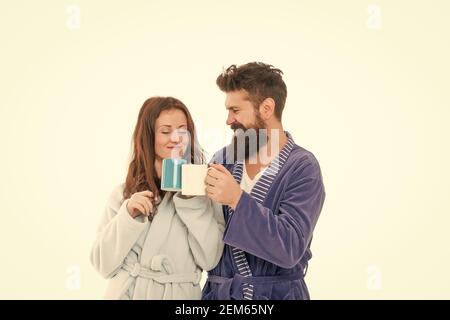 Profiter de la compagnie de l'autre. Parfait matin de couple d'amour. Un couple heureux dans des peignoirs avec café. Une jeune fille romantique heureuse prenant le petit déjeuner avec son mari. Couple des moments de vie à la maison. Banque D'Images