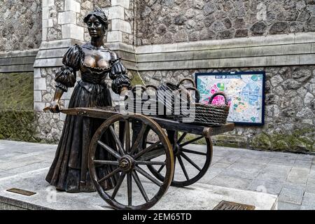 Dublin, Irlande. 6 mai 2016. Statue de Molly Malone, conçue par Jeanne Rynhart et située au fond de Grafton Street à Dublin. Banque D'Images