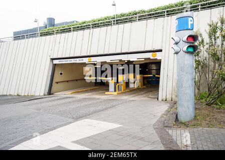 Entrée d'un parking souterrain de plusieurs étages dans une ville centre Banque D'Images