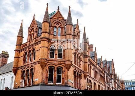 Dublin, Irlande. 6 mai 2016. Carrousel rouge maison en brique, magasin de vêtements pour femmes à Dublin. Banque D'Images