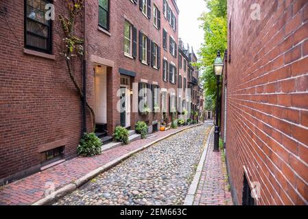 Maisons de ville traditionnelles en briques le long d'une ruelle étroite en pierre avec trottoirs en briques dans un quartier historique Banque D'Images