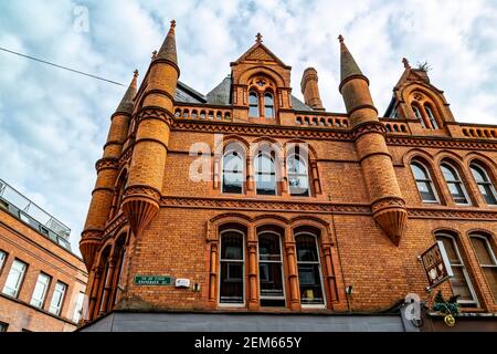 Dublin, Irlande. 6 mai 2016. Carrousel rouge maison en brique, magasin de vêtements pour femmes à Dublin. Banque D'Images