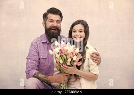 Fête d'anniversaire. Bouquet de tulipes d'homme. Père donnant des tulipes fille. Père avec fleurs. Journée internationale de la femme. Fleuriste. Tradition familiale. Elle vaut tous les trésors. Tulipes tendre pour fille. Banque D'Images