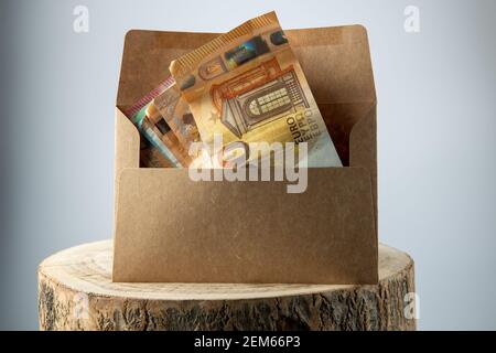 billets en euros dans une enveloppe sur fond blanc Banque D'Images