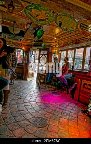 Dublin, Irlande. 6 mai 2016. Le Oliver St. John Gogarty Temple Bar à Dublin, Irlande. Banque D'Images