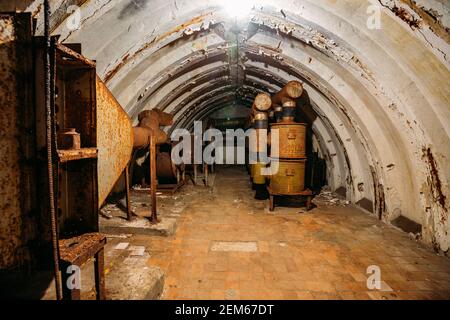 Bunker soviétique abandonnée sombre, écho de la guerre froide. Banque D'Images