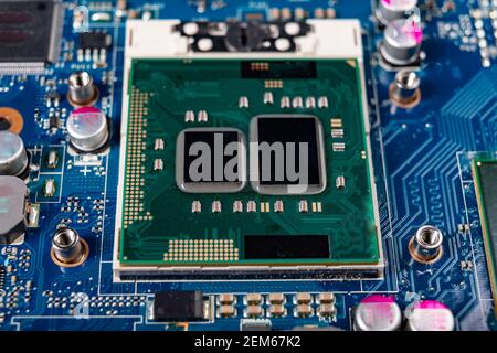 Un processeur d'ordinateur situé sur la carte mère. Accessoires et pièces de rechange pour ordinateurs personnels. Arrière-plan clair. Banque D'Images