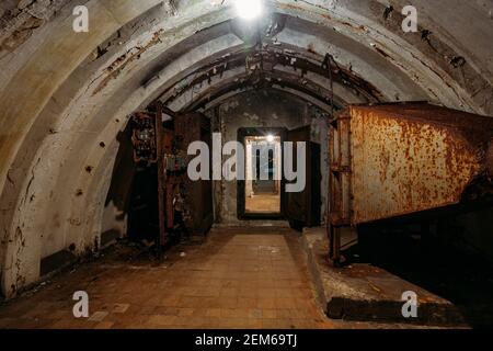 Bunker soviétique abandonnée sombre, écho de la guerre froide. Banque D'Images