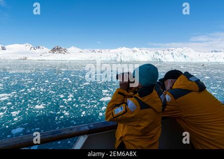 Bateau de croisière Ocean Adventurer, glacier Lilliehook, Spitsbergen, îles Svalbard, Norvège. Banque D'Images