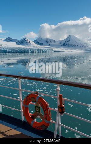 Bateau de croisière Ocean Adventurer, glacier Lilliehook, Spitsbergen, îles Svalbard, Norvège. Banque D'Images