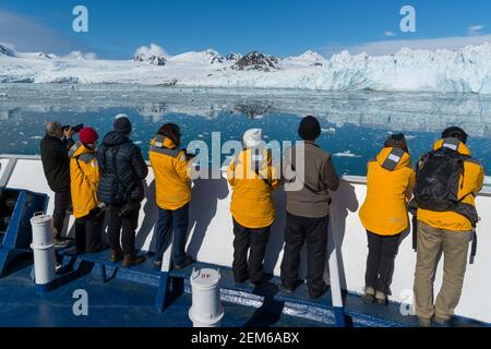 Bateau de croisière Ocean Adventurer, glacier Lilliehook, Spitsbergen, îles Svalbard, Norvège. Banque D'Images