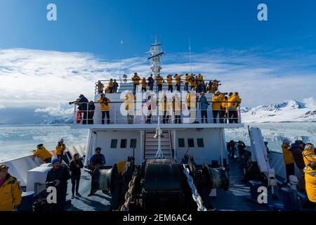 Bateau de croisière Ocean Adventurer, glacier Lilliehook, Spitsbergen, îles Svalbard, Norvège. Banque D'Images