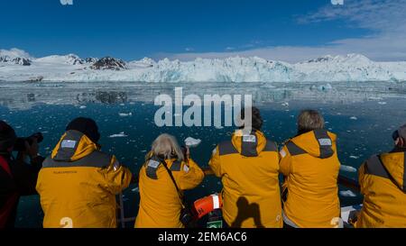 Bateau de croisière Ocean Adventurer, glacier Lilliehook, Spitsbergen, îles Svalbard, Norvège. Banque D'Images