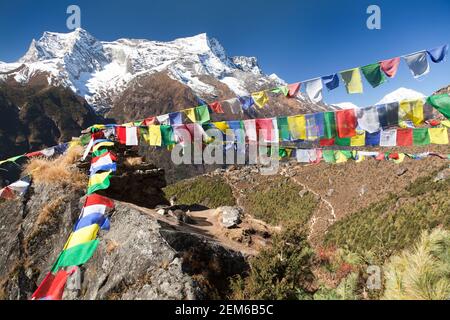 Drapeaux de prière et Mont Kongde près du village de Namche Bazar, chemin vers le camp de base de l'Everest, vallée de Khumbu, parc national de Sagarmatha, Himalaya népalais Banque D'Images