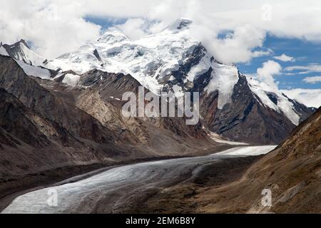 Vue sur Darang Durung, le glacier Drang-Drung ou le glacier Durung Drung, un glacier de montagne près du col Pensi la sur la route Kargil - Zanaskar Banque D'Images