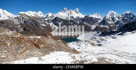 Vue panoramique sur l'Everest, Lhosse, Makalu et le lac Gokyo depuis le col de Renjo la - chemin vers le camp de base de l'Everest, randonnée de trois passes, vallée de Khumbu, Sagarmatha n Banque D'Images