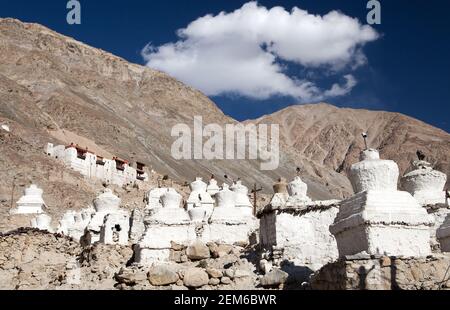 Ruines du palais royal avec stupas blanc bouddhiste dans le village de Tigre ou Tiggur dans la vallée de Nubra, Ladakh, Jammu et Cachemire, Inde - la vallée de Nubra était vieux K. Banque D'Images