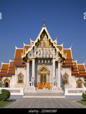 Asiia, Thaïlande, Bangkok, groupe de moines thaïlandais dans le temple bouddhiste de Wat Benchamabohit Banque D'Images