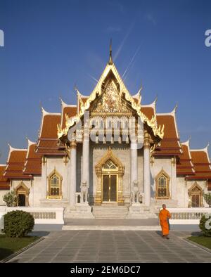 Asiia, Thaïlande, Bangkok, moine thaïlandais marchant dans le temple bouddhiste de Wat Benchamabohit Banque D'Images