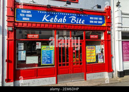 Wexford, Irlande. 8 mai 2016. Kebab Bite est un magasin traditionnel de poisson et de frites qui vend des frites, du poisson, des kebabs, des pizzas et des hamburgers. Banque D'Images