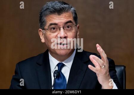 Washington, DC, États-Unis. 24 février 2021. Xavier Becerra comparaît devant le Comité des finances du Sénat à l'audition de sa nomination au poste de secrétaire à la Santé et aux Services sociaux (HHS), à Capitol Hill à Washington, DC, USA, le 24 février 2021. Si confirmé, Becerra serait le premier secrétaire Latino de HHS.Credit: Michael Reynolds/Pool via CNP | usage dans le monde crédit: dpa/Alay Live News Banque D'Images