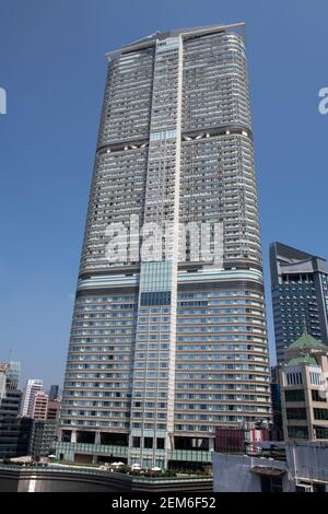 Hong Kong, Chine : 11 octobre 2020. Vue sur le Peninsula Hotel depuis le toit des célèbres Chungking Mansions situées au 36–44 Nathan Road à Tsim Sha Banque D'Images