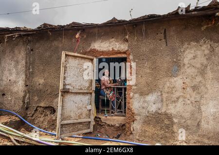 Nairobi, Kenya. 23 février 2021. Une femme est vue travailler à sa petite boutique de tailleur dans les bidonvilles de Kibera crédit: SOPA Images Limited/Alamy Live News Banque D'Images