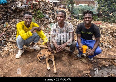 Nairobi, Kenya. 23 février 2021. Les garçons posent dans la rue avec leur petit chien de rue sympathique. Crédit : SOPA Images Limited/Alamy Live News Banque D'Images