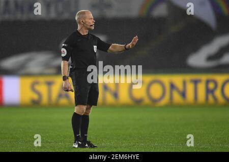 Swansea, Royaume-Uni. 24 février 2021. Arbitre Andy Woolmer pendant le match à Swansea, Royaume-Uni, le 2/24/2021. (Photo par Mike Jones/News Images/Sipa USA) crédit: SIPA USA/Alay Live News Banque D'Images