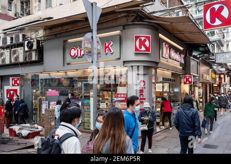 Hong Kong, Chine. 22 janvier 2021. Des piétons marchent devant la chaîne multinationale américaine de proximité, propriété canadienne, Circle K vu à Hong Kong crédit: Miguel Candela/SOPA Images/ZUMA Wire/Alamy Live News Banque D'Images