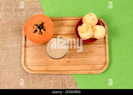 Guide alimentaire brésilien - petit-déjeuner, avec café au lait, pain au fromage et papaye Banque D'Images